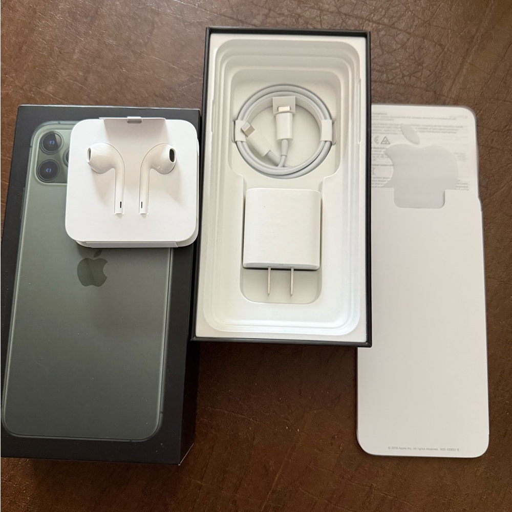 Apple Charger and EarPods Set - Green